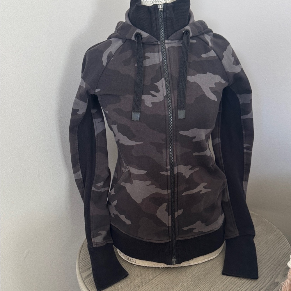 Athleta triumph fray printed camo full zip hoodie Jacket Sz Small pre owned